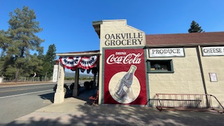 オーパス・ワンにきたら寄ってほしい老舗グロッサリーストア、レトロな看板が目印♪