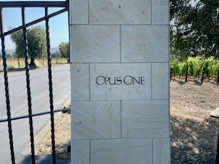 これがOPUS ONEの門です